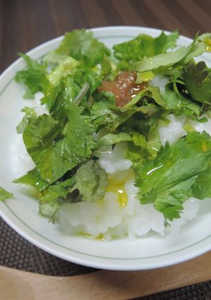 ちょい足し★お粥の梅パクチーオリーブ油掛-レシピのメイン写真