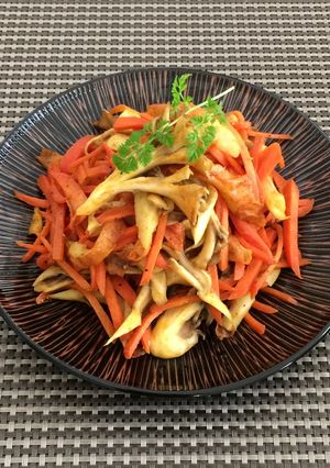 人参と舞茸で元気モリモリカレー味炒め-レシピのメイン写真