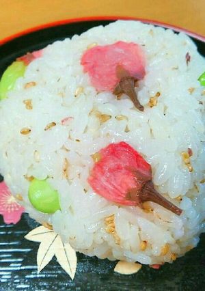 もち麦たっぷり桜むすび-レシピのメイン写真