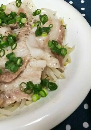 フライパンで簡単❤豚バラのもやし蒸し-レシピのメイン写真
