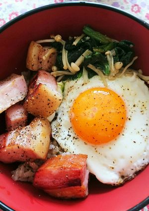 角切りベーコンと目玉焼きのスタミナ丼-レシピのメイン写真