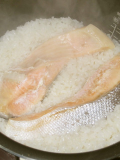 鯛めし真似た簡単鮭めし-レシピのメイン写真