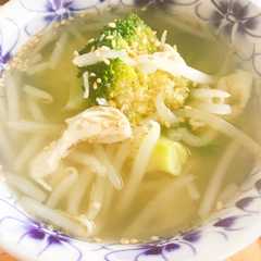 รูปของ もやしとブロッコリー、ササミの中華スープ