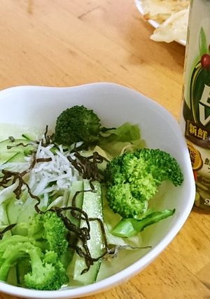 オリーブオイルと塩昆布のレタスうまサラダ-レシピのメイン写真