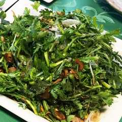 รูปของ 春菊と新玉ねぎのサラダ