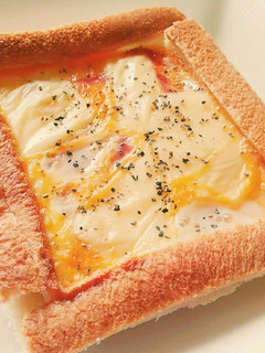 パン耳の土手でマヨ控えめ★簡単卵トースト-レシピのメイン写真