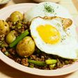 にんにくの芽と新じゃがと挽き肉のピリ辛丼