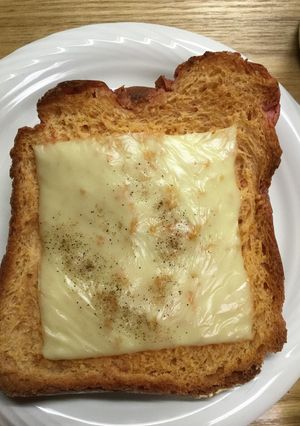 ビーツ入り食パンのチーズトースト-レシピのメイン写真