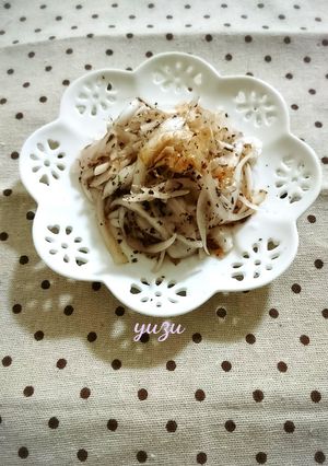 簡単ヘルシー！新玉ねぎとゆかりのあえもの-レシピのメイン写真
