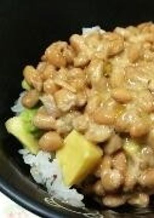 オリーブオイルがけ納豆とアボカド丼-レシピのメイン写真