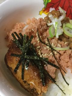 納豆&鮭フレーク&さんまの蒲焼きの3色丼-レシピのメイン写真