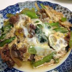 A picture of 牛肉と青菜の卵とじ.