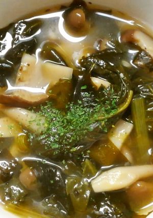 ランチに☆小松菜とワカメきのこのスープ♪-レシピのメイン写真