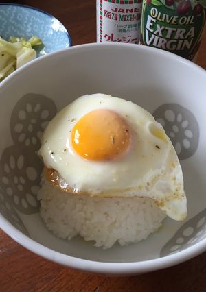 ちょっとイタリアンな気分の目玉焼き丼⭐︎-レシピのメイン写真