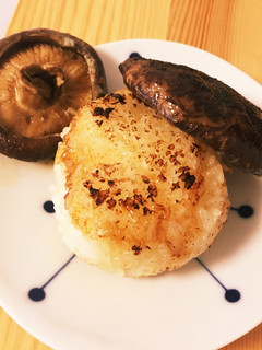 バター醤油香る。しいたけ焼きおむすび。-レシピのメイン写真