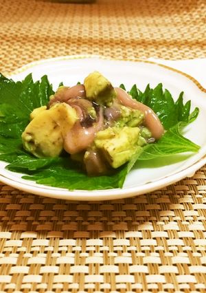 オツなおつまみ♪アボカドの塩辛和え-レシピのメイン写真