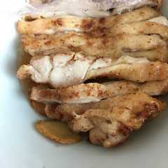รูปของ 鶏もも肉で出汁の旨味たっぷり鶏ハム