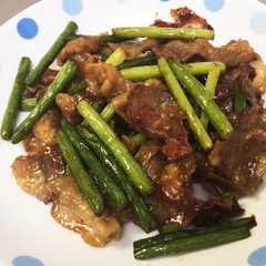 A picture of 豚肉とにんにくの芽炒め.