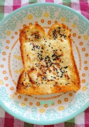 黒ごまon！シナモン蜂蜜チーズトースト♪-レシピのメイン写真
