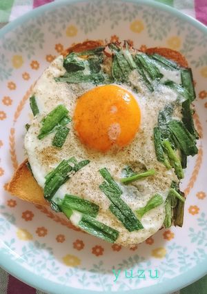 簡単♪旨い！ニラ入り目玉焼きのせトースト-レシピのメイン写真