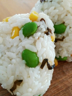 ★塩昆布入り★【枝豆とコーンのおにぎり】-レシピのメイン写真
