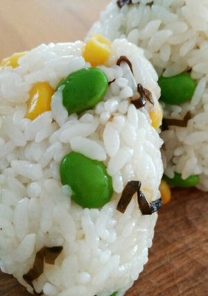 ★塩昆布入り★【枝豆とコーンのおにぎり】-レシピのメイン写真