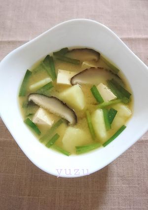 具沢山♪ニラとじゃがいもと椎茸の味噌汁-レシピのメイン写真