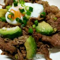 รูปของ 温泉卵をのせて☆ アボカド入り 牛丼♡