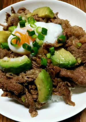 温泉卵をのせて☆ アボカド入り 牛丼♡-レシピのメイン写真