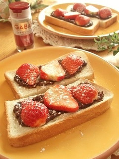バナナココアクリーム&いちごトースト-レシピのメイン写真