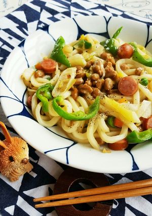 簡単☆カラフル塩焼きうどん納豆のせ-レシピのメイン写真