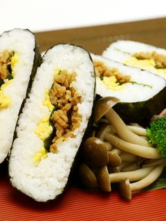 鶏そぼろの。。。おにぎらず!!-レシピのメイン写真