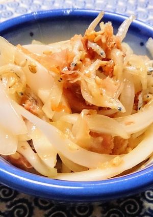 ☆簡単☆新玉葱と梅鰹の卵黄ポン酢和え-レシピのメイン写真