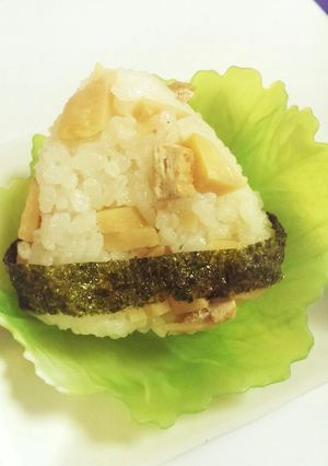 竹の子とおあげの煮物でおにぎり-レシピのメイン写真