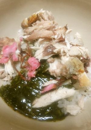 魚のアラと桜の花の丼ぶり（アカモク入り）-レシピのメイン写真