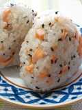 コンビニ風冷めてもおいしい鮭ごまおにぎり