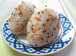 コンビニ風冷めてもおいしい鮭ごまおにぎり-レシピのメイン写真