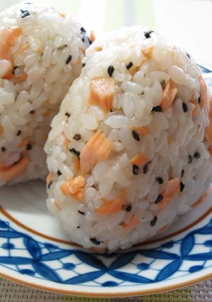 コンビニ風冷めてもおいしい鮭ごまおにぎり-レシピのメイン写真