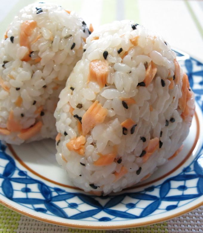 コンビニ風冷めてもおいしい鮭ごまおにぎり-レシピのメイン写真