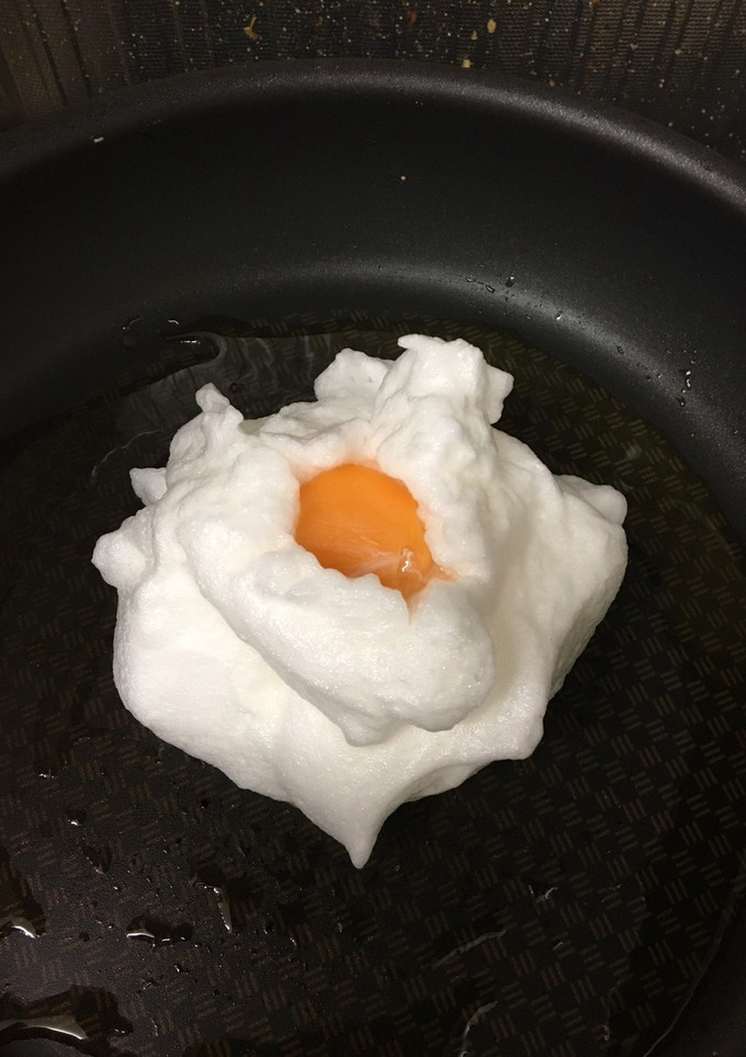 卵1個で巣ごもり風目玉焼き 雲仕立て-レシピのメイン写真