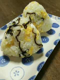 朝食に♪お弁当に♡塩昆布と卵のおにぎり☆-レシピのメイン写真