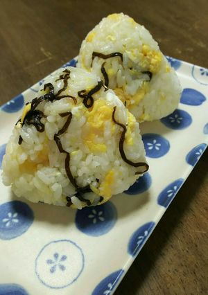 朝食に♪お弁当に♡塩昆布と卵のおにぎり☆-レシピのメイン写真