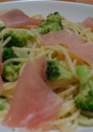 ブロッコリーと生ハムのペペロンチーノ♪-レシピのメイン写真