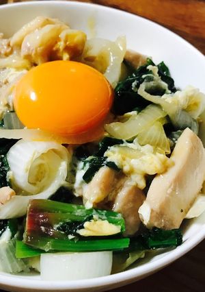 ほうれん草入り新玉ねぎの親子丼-レシピのメイン写真