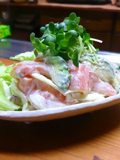 新玉ねぎたっぷりのアボカドサーモンサラダ-レシピのメイン写真