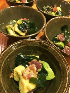 アボカドとわかめとまぐろのしょうゆ麹和え-レシピのメイン写真