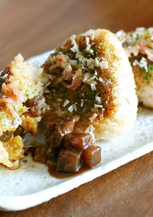 余ったぼっかけで絶品♡お好み焼風おにぎり-レシピのメイン写真