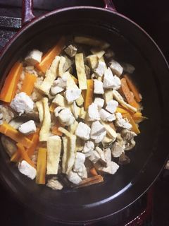 ストウブの鶏ゴボウ炊き込みご飯-レシピのメイン写真