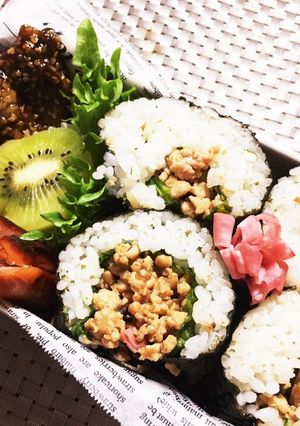 息子弁当･焼き鳥のタレの鶏ひき肉巻き寿司-レシピのメイン写真