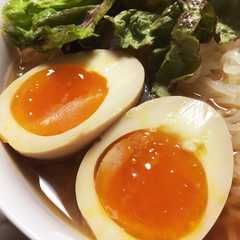 รูปของ 味付けたまごメーカーでラーメン屋の味玉♡